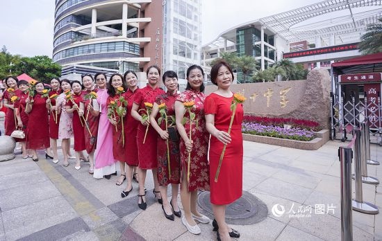 6月7日一早，廈門雙十中學(xué)考生家長們身穿旗袍，手拿向日葵在考場外為孩子加油打氣，寓意“旗開得勝，一舉奪魁”。人民網(wǎng)記者 陳博攝