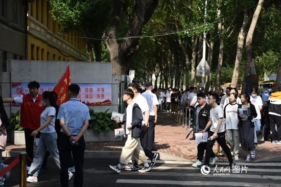 6月7日，在黑龍江省哈爾濱市第三中學(xué)高考考點，考生們有序進(jìn)入考場。人民網(wǎng)記者 蘇靖剛攝