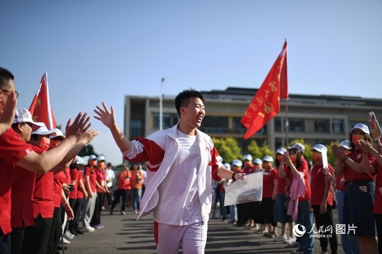 6月7日，在北京市人大附中通州校區(qū)考點，考生與送考老師擊掌加油。人民網(wǎng)記者 翁奇羽攝
