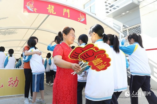 6月7日一早，雄安新區(qū)安新中學(xué)老師在給同學(xué)們加油鼓勁兒。人民網(wǎng) 李兆民攝
