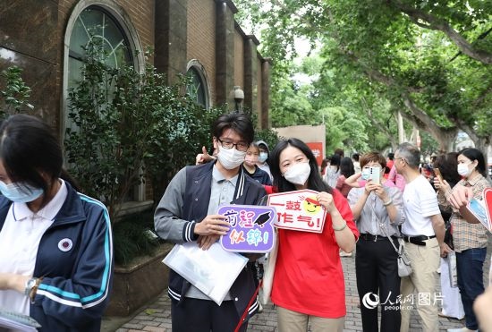 6月7日一大早，上海向明中學(xué)考場外，來自上海市盧灣高級中學(xué)的考生正在依次進(jìn)場。人民網(wǎng)記者 龔莎攝