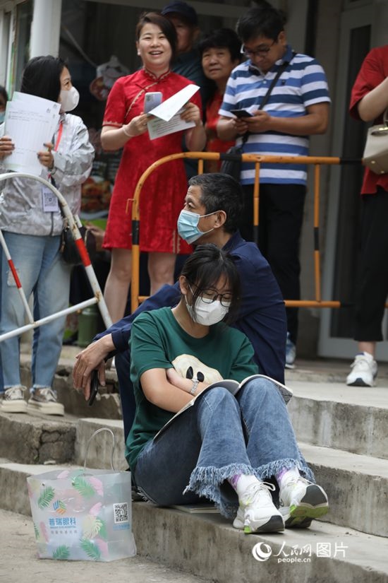 6月7日，沈陽市第一中學(xué)，學(xué)子靠在父親身邊做最后的沖刺。人民網(wǎng) 周頌雪攝