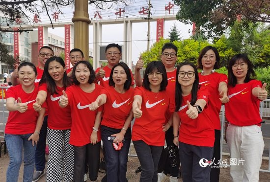 6月7日一早，陽光明媚，天氣涼爽，在長春市第八十七中學(xué)，考生們正陸續(xù)進(jìn)入考場。親友團(tuán)為參加高考的學(xué)子們加油鼓勁。人民網(wǎng)記者 王帝元攝
