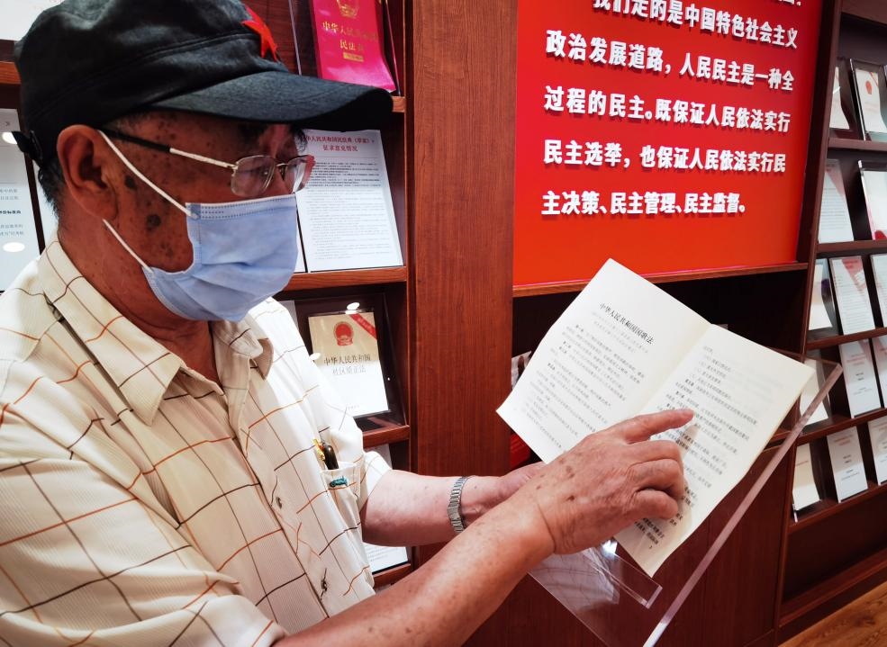 夏云龍給記者展示國(guó)歌法修改的內(nèi)容。人民網(wǎng)記者 唐小麗攝