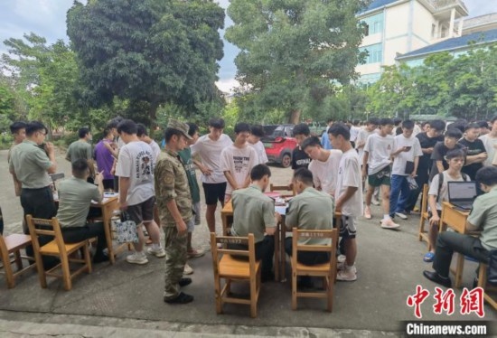 專武干部在發(fā)放兵役登記證。韋碩 攝