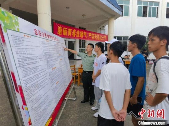 專武干部在講解應(yīng)征體檢標(biāo)準(zhǔn)。韋碩 攝