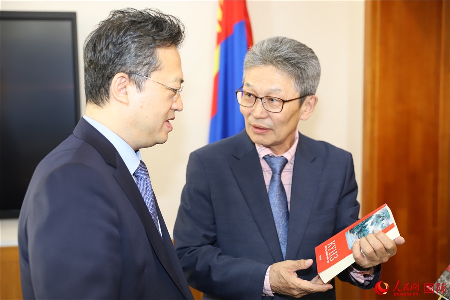 其米德策耶（右一）向李峙介紹翻譯成果。人民網(wǎng)記者 霍文攝