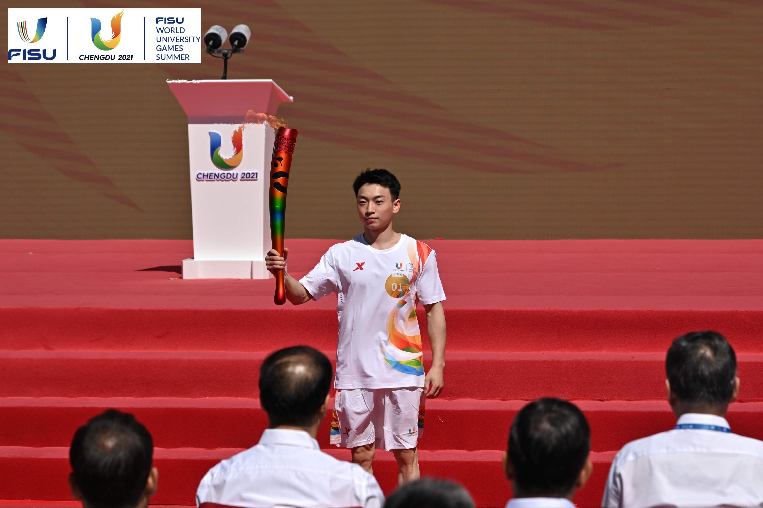 成都大運(yùn)會(huì)火炬手、奧運(yùn)冠軍鄒敬園高舉火炬。 圖片來(lái)源：成都大運(yùn)會(huì)執(zhí)委會(huì)供圖