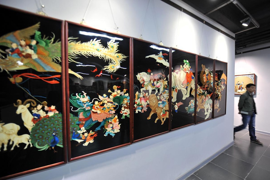 參觀者在唐都漆藝博物館參觀展出的漆器。新華社記者 詹彥 攝