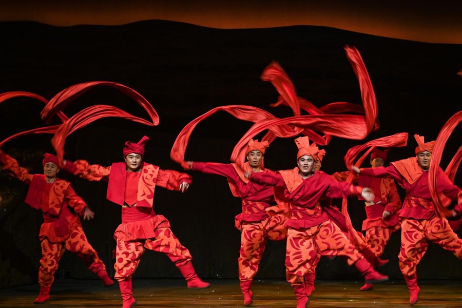 在首屆中國非物質(zhì)文化遺產(chǎn)保護(hù)年會(huì)展演活動(dòng)上拍攝的陜北秧歌劇《米脂婆姨綏德漢》演出現(xiàn)場。新華社記者 鄒競一 攝