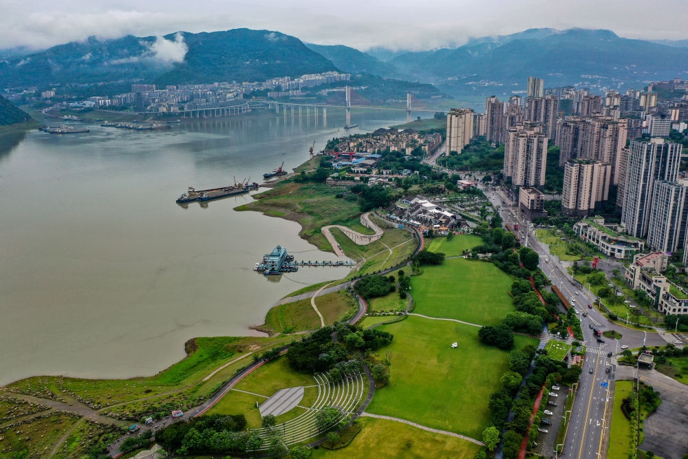 這是2023年6月7日拍攝的位于重慶市云陽縣的云陽城區(qū)環(huán)湖綠道（無人機(jī)照片）。當(dāng)?shù)貙⑸鷳B(tài)治理與生態(tài)修復(fù)結(jié)合起來，兼顧城市旅游和運動休閑等功能需要，打造環(huán)縣城兩江四岸33公里綠道。新華社記者 唐奕 攝