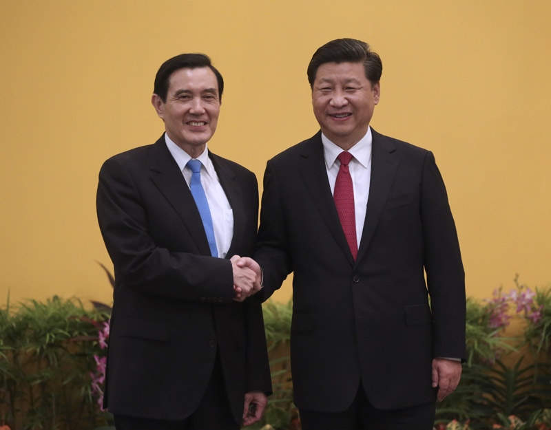 2015年11月7日，兩岸領(lǐng)導(dǎo)人會面在新加坡香格里拉大酒店舉行。這是習(xí)近平主席與時(shí)任臺灣地區(qū)領(lǐng)導(dǎo)人馬英九握手。