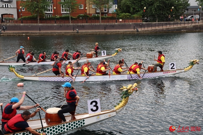 2023全英中華端午龍舟會(huì)比賽現(xiàn)場(chǎng)，幾支隊(duì)伍你追我趕。人民網(wǎng)記者 邢雪攝