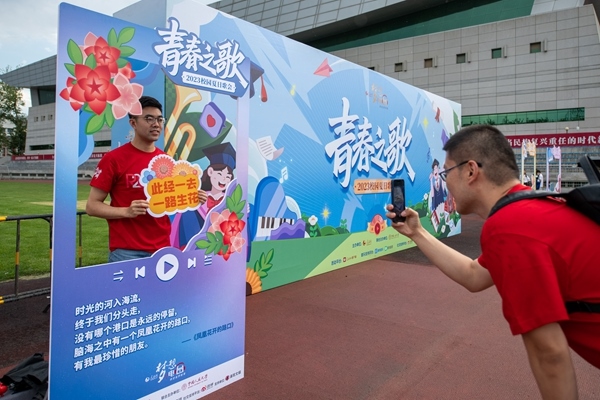 學生在市集打卡拍照。人民網(wǎng)記者 翁奇羽攝