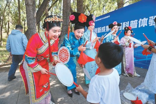昨天上午，“奮進(jìn)新征程 建功新時(shí)代”2023年懷柔區(qū)第十八屆京韻滿鄉(xiāng)文化旅游節(jié)正式開幕，豐富多彩的文化演出吸引大批游客來此體驗(yàn)別具特色的滿族文化。本報(bào)記者 甘南攝