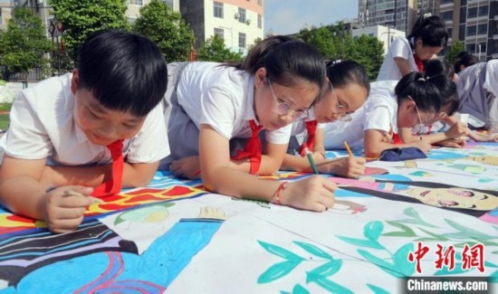 圖為學生們用手中畫筆在進行創(chuàng)作。 興業(yè)縣融媒體中心供圖