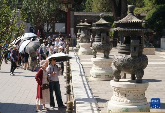 6月22日，游人在北京頤和園參觀游覽。新華社記者 任超 攝
