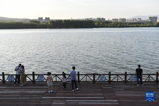 6月23日，游人在三門峽市黃河公園內(nèi)休閑。