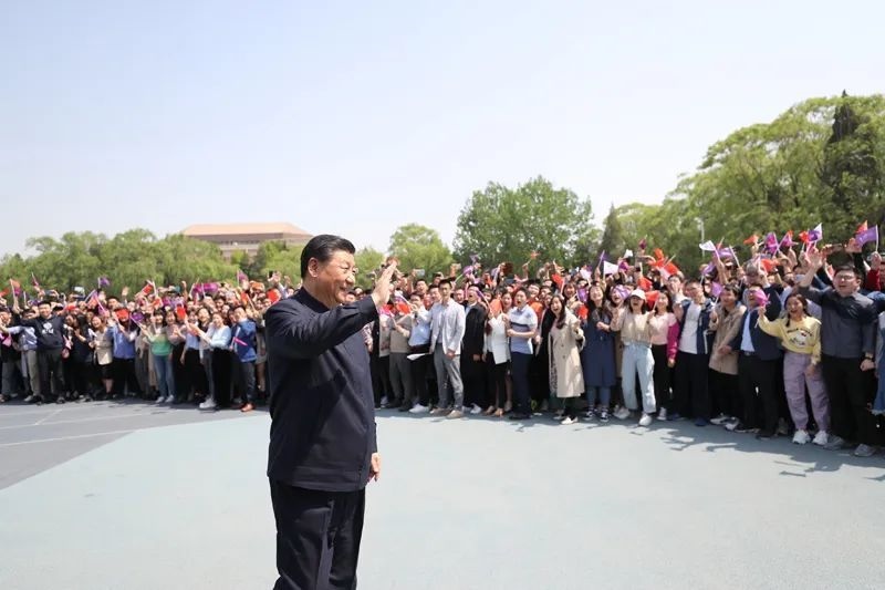 2021年4月19日，在清華大學(xué)建校110周年校慶日即將來(lái)臨之際，習(xí)近平來(lái)到清華大學(xué)考察。圖為習(xí)近平離開(kāi)學(xué)校時(shí)，同師生們揮手致意。新華社記者 鞠鵬 攝