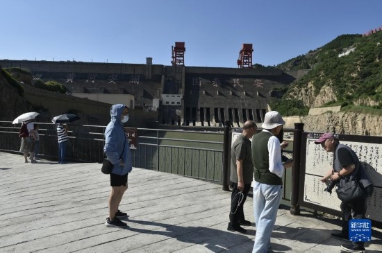 6月23日，游人在黃河三門峽大壩風(fēng)景區(qū)內(nèi)游覽。