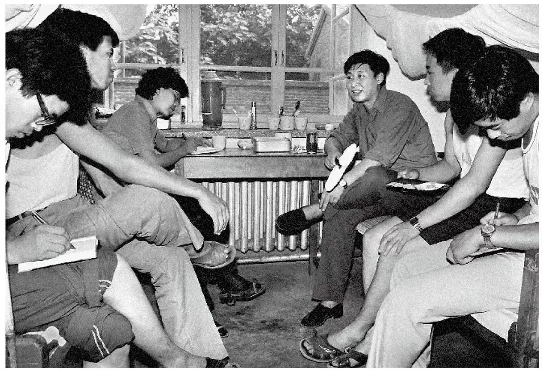 1984年7月29日，習(xí)近平與中國(guó)人民大學(xué)暑期社會(huì)實(shí)踐團(tuán)成員在正定縣政府招待所宿舍座談。（圖源：《習(xí)近平與大學(xué)生朋友們》）