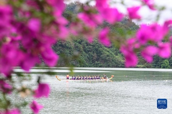 6月22日，重慶市酉陽土家族苗族自治縣酉水河鎮(zhèn)河灣村，參賽選手進行龍舟比賽。