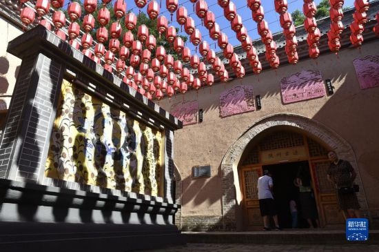 6月23日，游人在三門峽市陜州地坑院景區(qū)內(nèi)游覽。