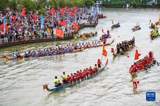 6月23日，在貴州省黔東南苗族侗族自治州施秉縣舉行的獨木龍舟節(jié)上，獨木龍舟進行水上巡游。
