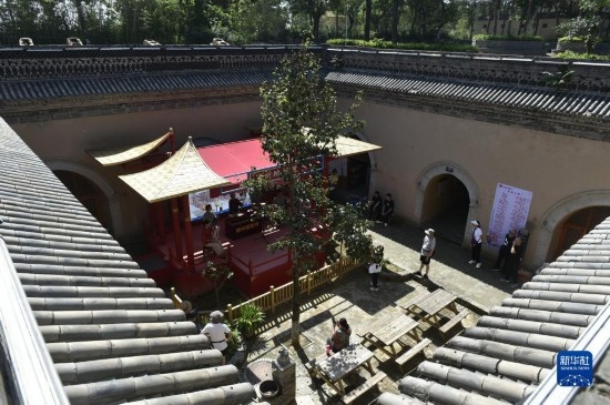 6月23日，游人在三門峽市陜州地坑院景區(qū)內(nèi)游覽。