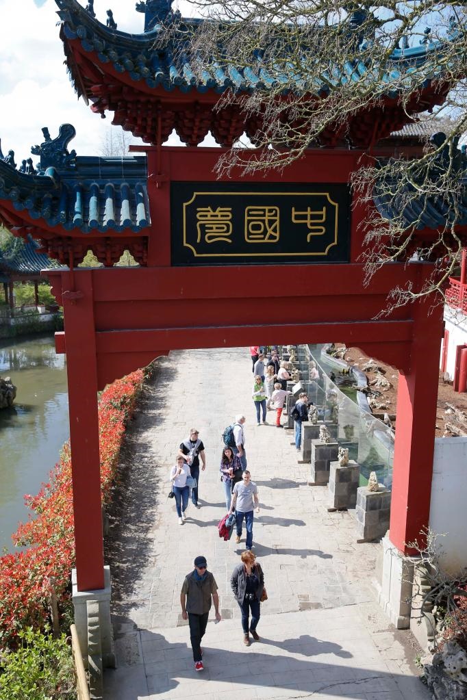 在比利時天堂動物園的中國園，游客從牌樓下走過。