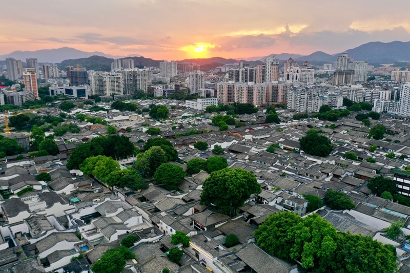 2021年7月10日，夕陽映照下的福州三坊七巷文化歷史街區(qū)。
