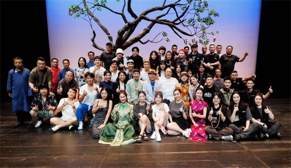 《斷金》百場(chǎng)演職人員合影。龍馬社供圖