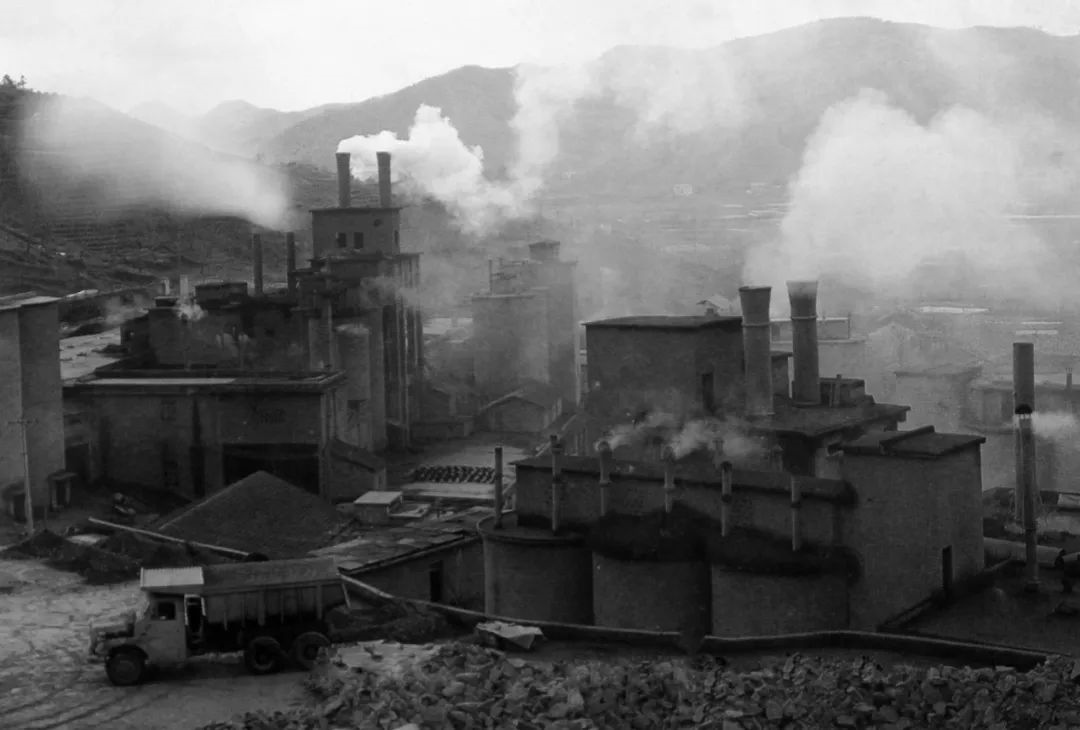 上世紀(jì)80年代，余村開礦山、辦水泥廠。（圖源：安吉縣委宣傳部）