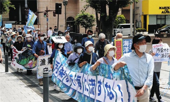 6月20日，日本民眾在福島縣政府周圍舉行抗議活動(dòng)，強(qiáng)烈反對(duì)核污水排海計(jì)劃。（圖片來源：《東京新聞》）