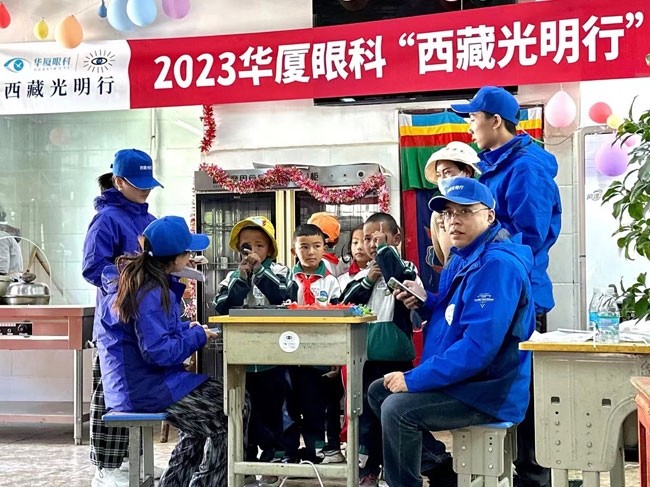華廈眼科醫(yī)務(wù)人員對當(dāng)?shù)厣倌陜和M(jìn)行近視、弱視、斜視篩查。人民網(wǎng)記者 李棟攝