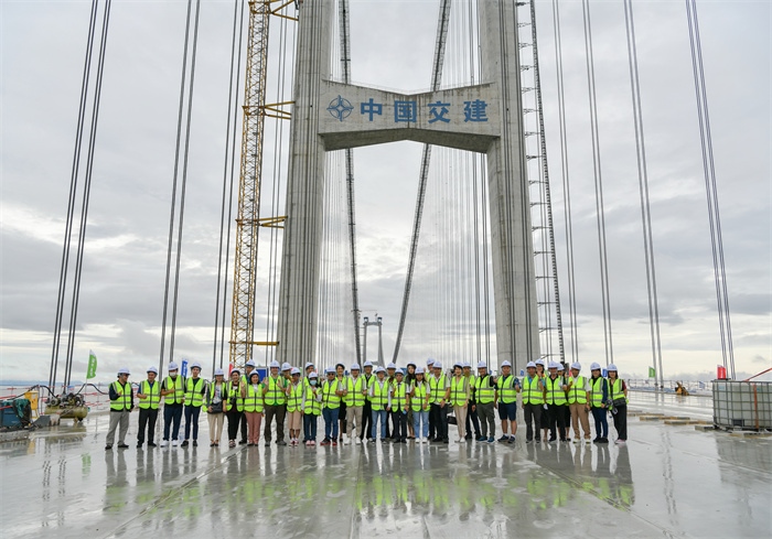 瀾湄六國(guó)媒體記者代表在建設(shè)中的深中通道伶仃洋大橋施工現(xiàn)場(chǎng)合影。（中交集團(tuán)供圖）