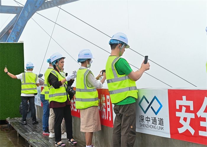 瀾湄六國(guó)媒體記者代表在建設(shè)中的深中通道伶仃洋大橋270米高塔之上拍照。中交集團(tuán)供圖