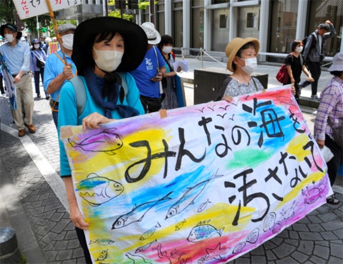 2023年6月20日，日本民眾在福島縣政府周?chē)e行抗議活動(dòng)，強(qiáng)烈反對(duì)核污水排海計(jì)劃，呼吁保護(hù)漁業(yè)資源。圖片來(lái)源：《朝日新聞》