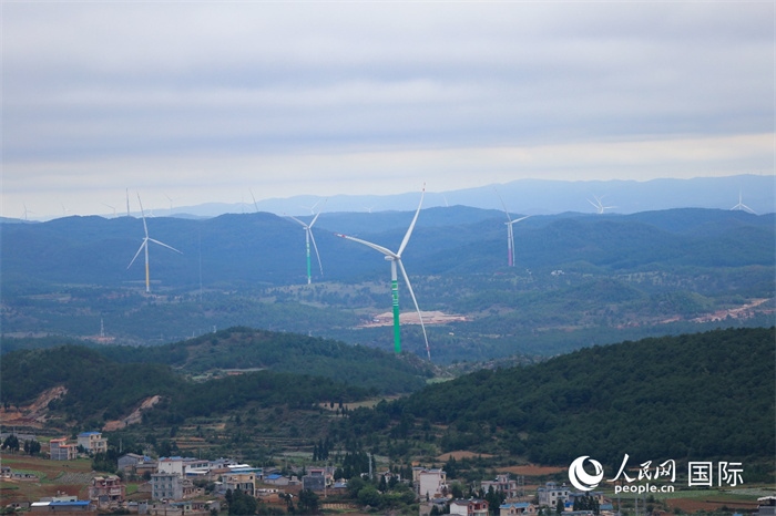 圖為位于云南省曲靖市富源縣的富源西風(fēng)電基地。（人民網(wǎng) 李發(fā)興攝）