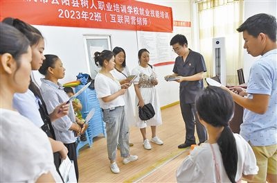  圖③：法院干警現(xiàn)場(chǎng)指導(dǎo)鄉(xiāng)村“代理家長(zhǎng)”如何正確管護(hù)留守兒童。