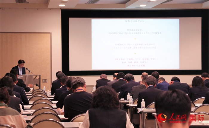 富士美術館文藝部長平野賢一介紹展覽內容。（人民網 許可攝）