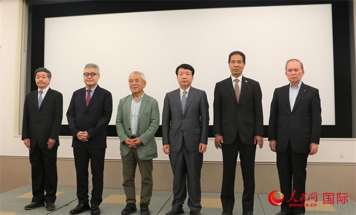 主辦方與嘉賓合影。（人民網 許可攝）