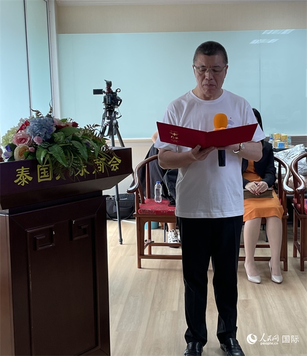 泰國(guó)浙江商會(huì)會(huì)長(zhǎng)祁曉云受泰國(guó)華僑華人和駐泰各級(jí)商會(huì)機(jī)構(gòu)委托發(fā)出倡議，華僑華人群體將積極助力亞運(yùn)會(huì)舉行。人民網(wǎng)記者 劉慧攝