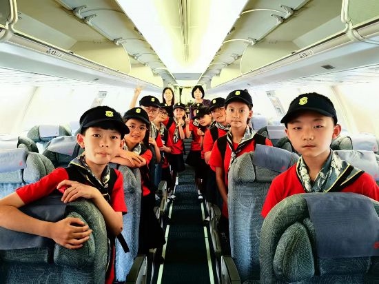 文縣東壩童聲合唱團的孩子們在飛機上。