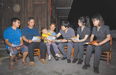 “法治屋場(chǎng)會(huì)”上，法院黨員志愿服務(wù)隊(duì)在給種植戶普及法律知識(shí)。