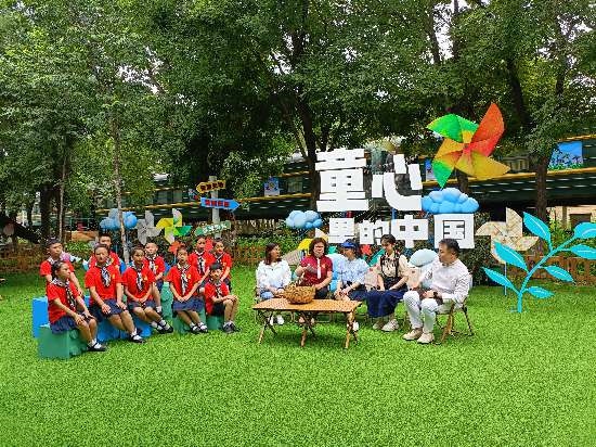 文縣東壩童聲合唱團的孩子們在央視大風(fēng)車基地錄制節(jié)目。