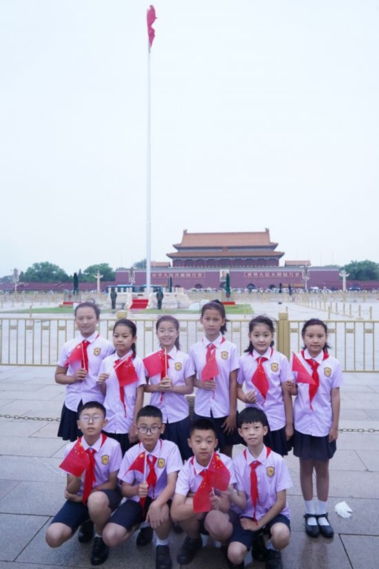 文縣東壩童聲合唱團的孩子們在天安門廣場合影。