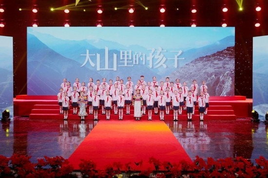 文縣東壩童聲合唱團的孩子們在甘肅廣播電視總臺青少頻道錄節(jié)目。