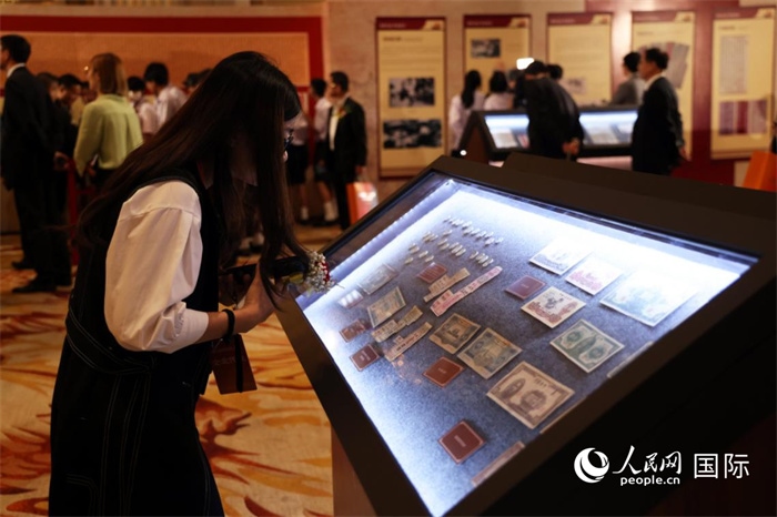 觀眾在“三江出海 一紙還鄉(xiāng)”僑批歷史文化展上觀賞展品。人民網(wǎng)記者楊一攝