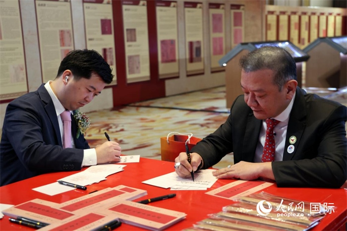 觀眾在展覽現(xiàn)場設(shè)置的體驗(yàn)區(qū)手寫“批信”。人民網(wǎng)記者楊一攝